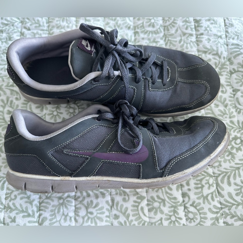 Women's Nike dark gray/purple Oceania NM US 9.5